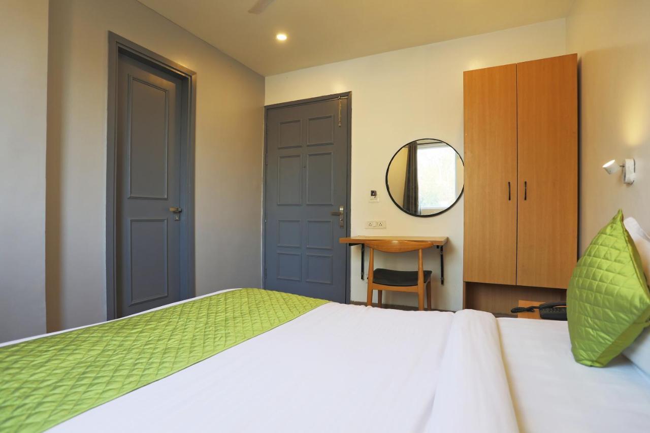 Hotel Yellow Chilli Britannia Chowk- Couple Friendly Local Id Accepted New Delhi Ngoại thất bức ảnh